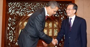 Obama and Chinese leader shaking hands 
