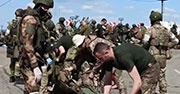 Russian serviement frisk Ukrainian servicemen